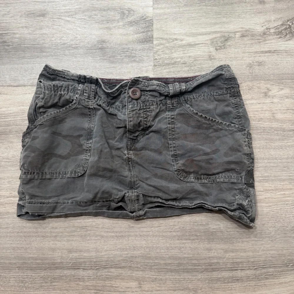 American Eagle Outfitters Camo Cargo Mini Skirt Gray Ripstop Size 2 Utility
